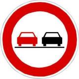  Dopravní značka Zákaz předjíždění (B21a)